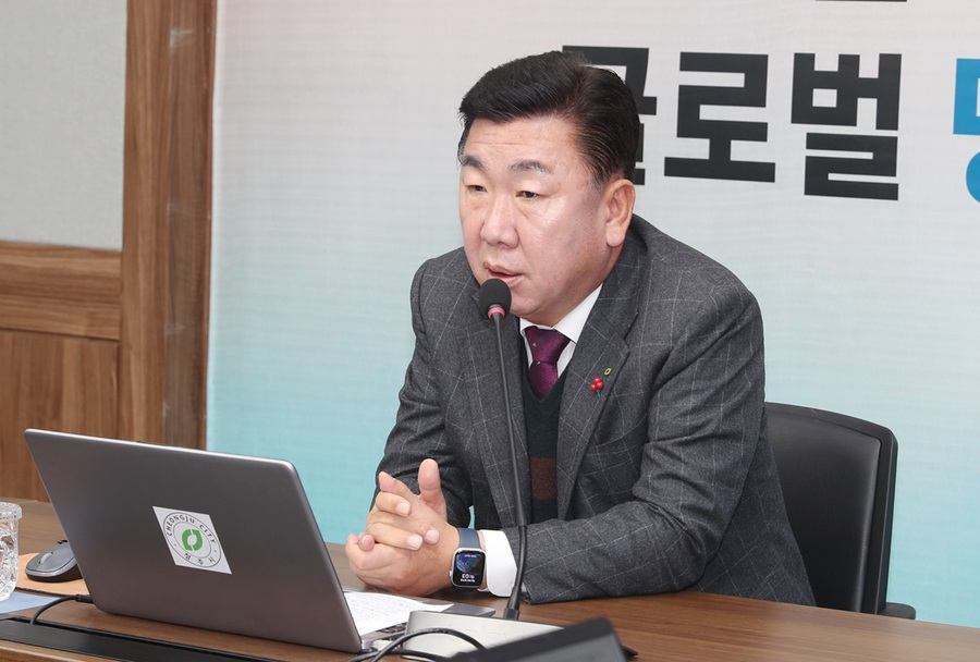▲ 이범석 청주시장은 13일 주간업무보고에서 전 부서에 “지역경기 활성화가 시급한 상황”이라며 “집행 가능한 예산을 신속히 추진하라”고 지시했다.ⓒ청주시