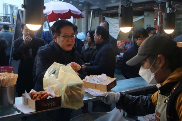 ▲ 권명호 동서발전 사장이 태화시장에서 장보기 행사에 참여하고 있는 모습. ⓒ한국동서발전
