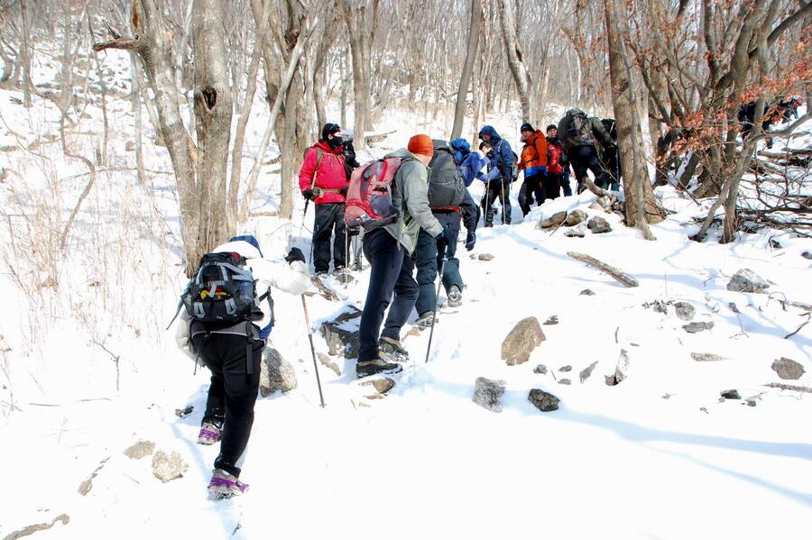 ▲ 등산객들로 북적거리는 영각재 상행 구간.ⓒ진경수 山 애호가