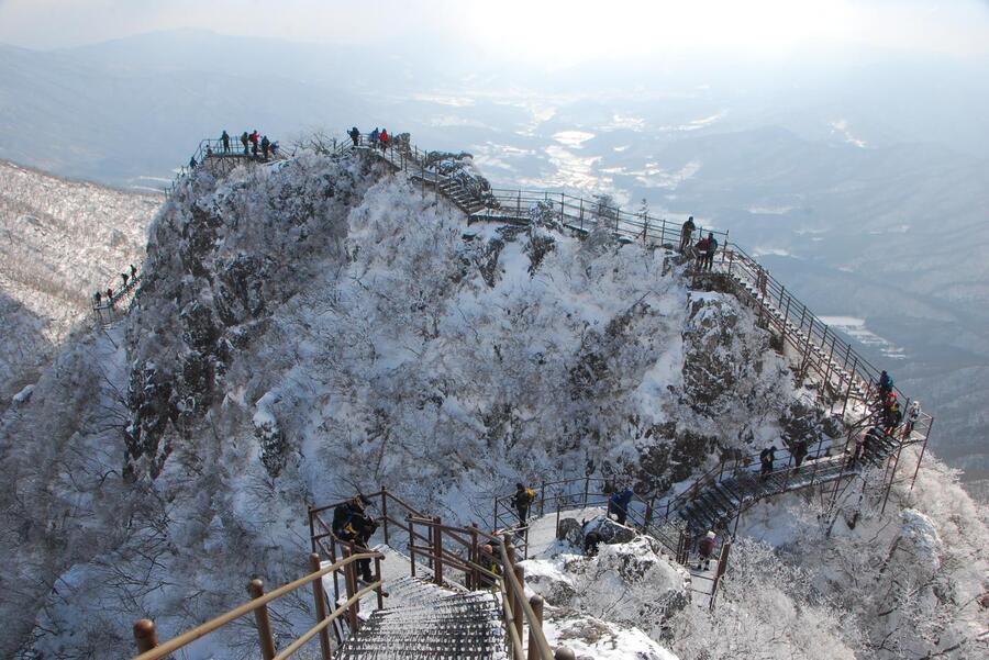 ▲ 남덕유산 정상으로 가는 첫 번째 봉우리.ⓒ진경수 山 애호가