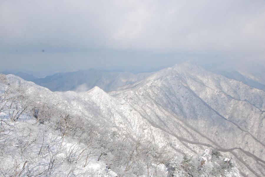 ▲ 삿갓봉과 무룡산으로 잇는 마루금.ⓒ진경수 山 애호가