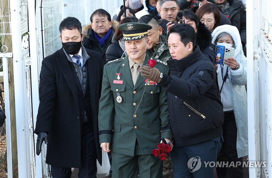 ▲ 박정훈 전 해병대 수사단장(대령)이 지난 9일 오전 서울 용산구 국방부 군사법원에서 열린 1심에서 무죄를 선고받은 뒤 나서고 있다. ⓒ연합뉴스