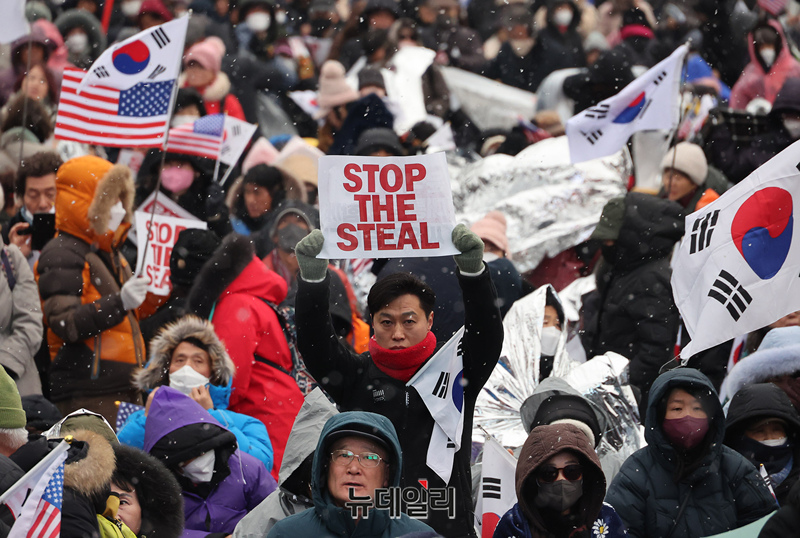 ▲ 공수처의 윤석열 대통령 체포영장 2차 집행이 임박한 13일 서울 용산구 한남동 관저 앞에 보수 지지자들이 눈이 오자 비옷과 은박비닐을 두르고 집회에 참석하고 있다. ⓒ정상윤 기자
