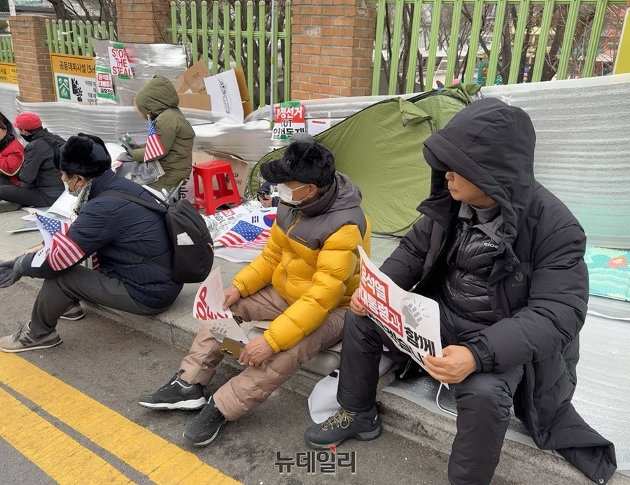 ▲ 평일인 11일 오전 윤석열 대통령 지지자들이 돗자리를 깔고 서울 용산구 한남초등학교 앞을 지키고 있다. ⓒ정혜영 기자