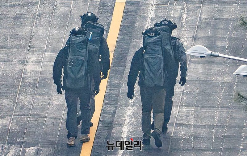 ▲ 윤석열 대통령에 대한 2차 체포영장 집행을 앞둔 13일 오전 서울 용산구 한남동 대통령 관저에 대통령 경호처 요원들이 이동하고 있다. ⓒ서성진 기자