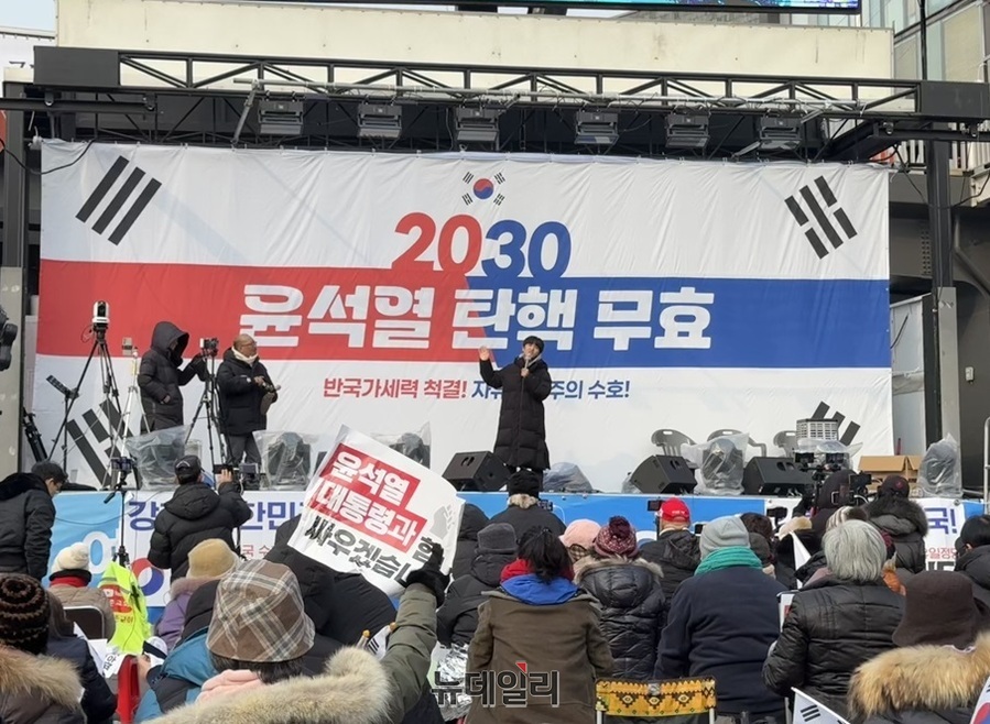 ▲ 11일 오후 12시40분 고등학교 2학년생이 국제루터교회 앞 집회 연단에 올라와 있다. ⓒ정혜영 기자