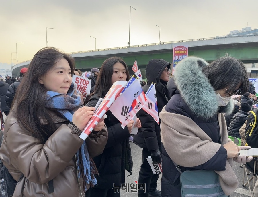 ▲ 11일 오전 서울 용산구 한남동 대통령 관저 근처인 국제루터교회 앞 집회에 2030 청년들이 참여하고 있다. ⓒ정혜영 기자