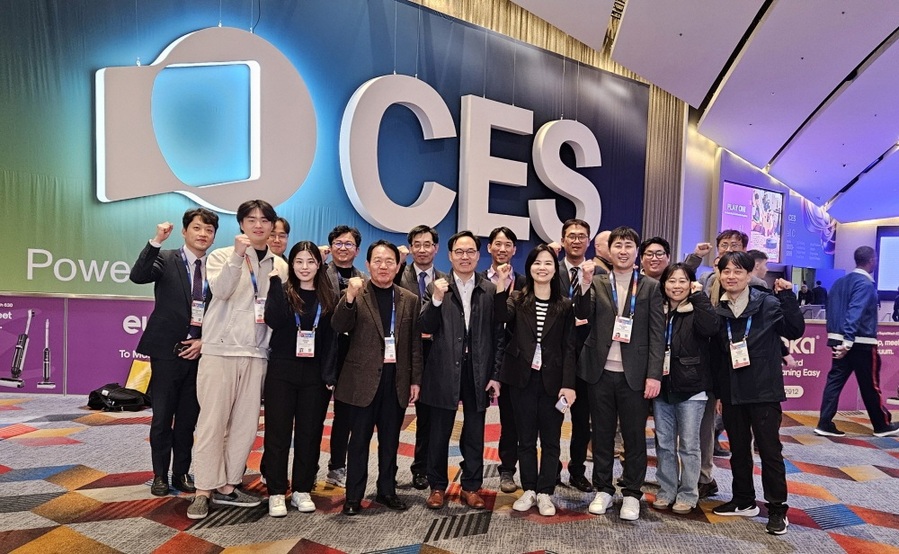 ▲ ‘CES 2025(국제전자제품박람회)’에 참가한 충남테크노파크 및 충남 모빌리티 기업 관계자들이 파이팅을 하고 있다.ⓒ충남테크노파크