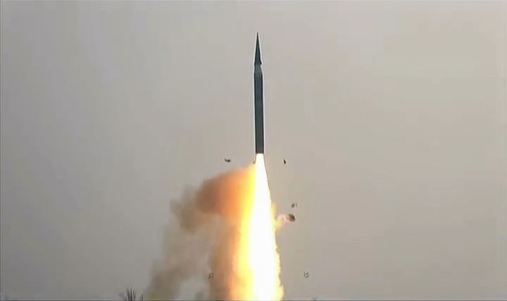 ▲ 7일 북한 조선중앙TV 보도에 따르면, 북한 김정은이 6일 북한 미사일총국의 신형 극초음속 중장거리 탄도미사일 시험발사를 화상감시체계로 참관했다. ⓒ북한 조선중앙TV 캡처/뉴시스