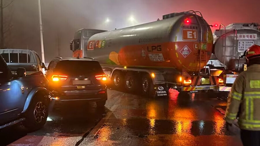 ▲ 14일 오전 5시15분께 경기 고양시 일산서구 자유로 구산IC 파주 방향 인근에서 차량 44대 연쇄 추돌 사고가 발생했다. ⓒ경기도북부소방재난본부 제공