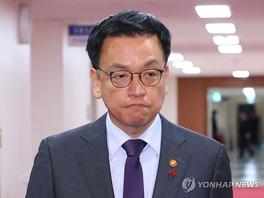 ▲ 최상목 대통령 권한대행 부총리 겸 기획재정부 장관이 14일 정부서울청사에서 국무회의 참석을 위해 이동하고 있다. ⓒ연합뉴스