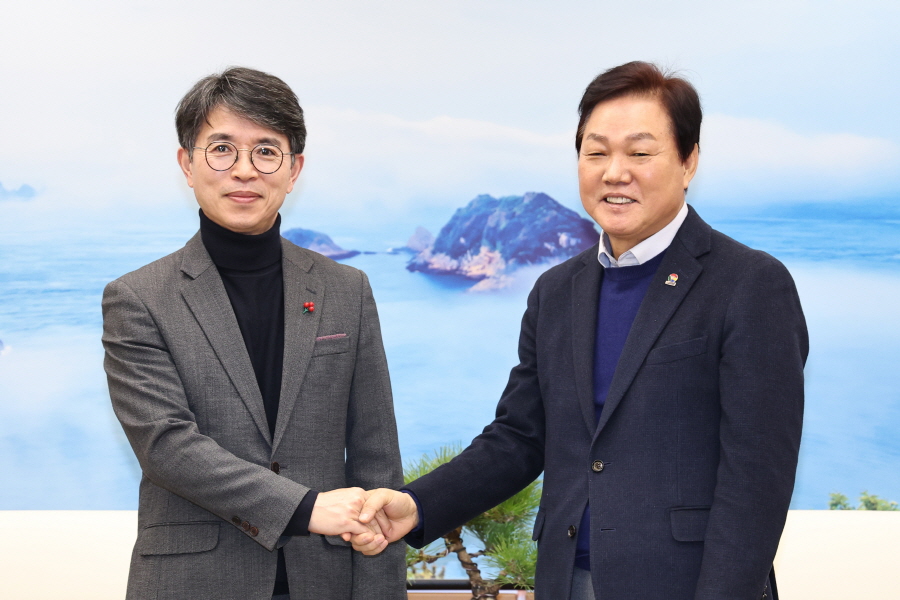 ▲ 박완수 경남도지사와 김완섭 환경부 장관이 13일 도청에서 경남의 환경관련 현안을 논의한 후 악수를 나누고 있다. ⓒ경남도 제공
