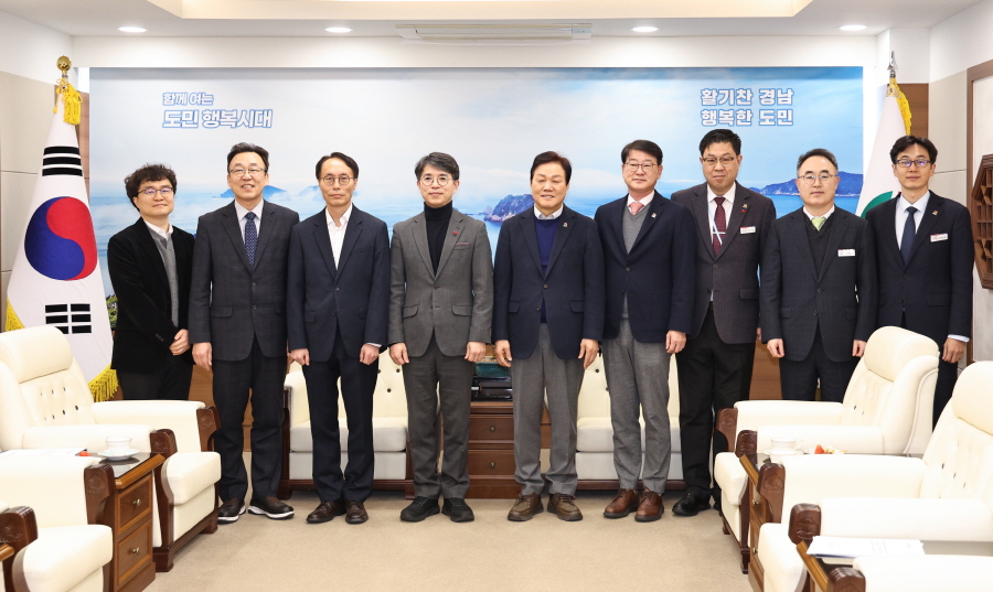 ▲ 경남도와 환경부가 도청 접견실에서 낙동강 취수원 다변화 사업 등을 논의한 후 기념 촬영을 하고 있다. ⓒ경남도 제공