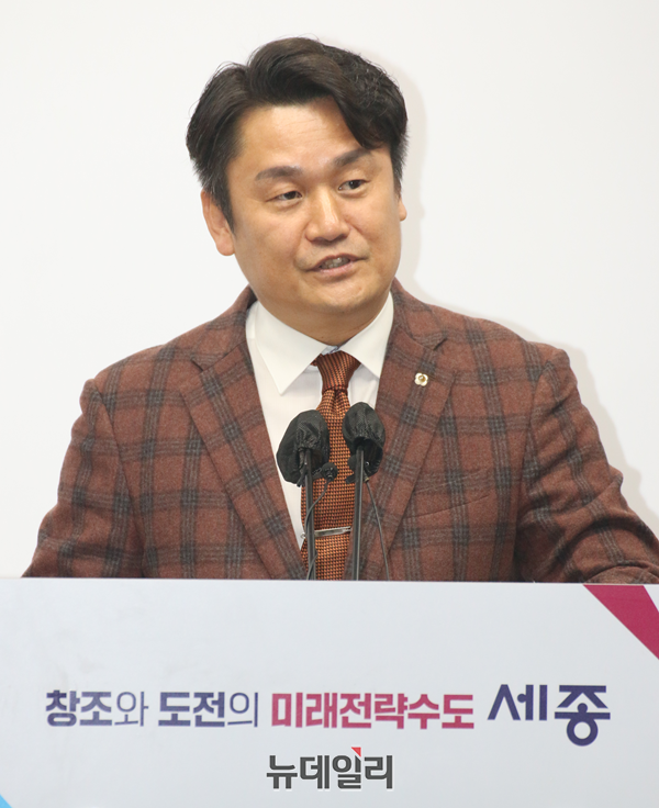 ▲ 권영석 세종시 환경녹지국장이 14일 오전 환경녹지국의 2025년 주요업무 계획을 발표하고 있다.ⓒ이길표 기자