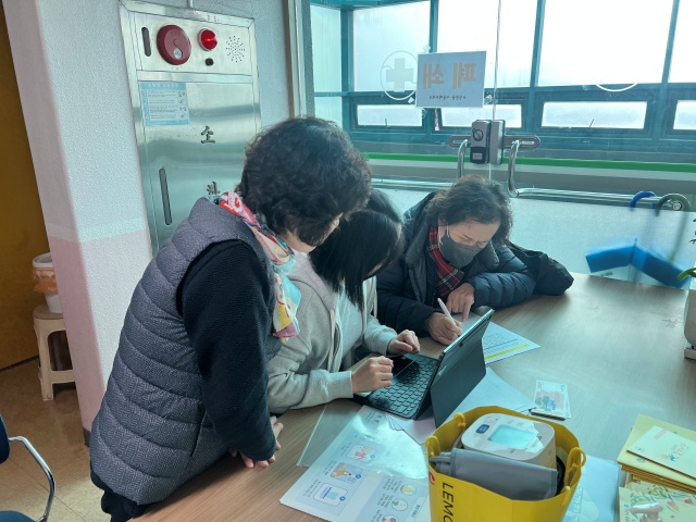 ▲ 성남시 어르신 건강관리 사업에 참여한 어르신이 서비스에 대한 설명을 듣고 있다. ⓒ성남시 제공