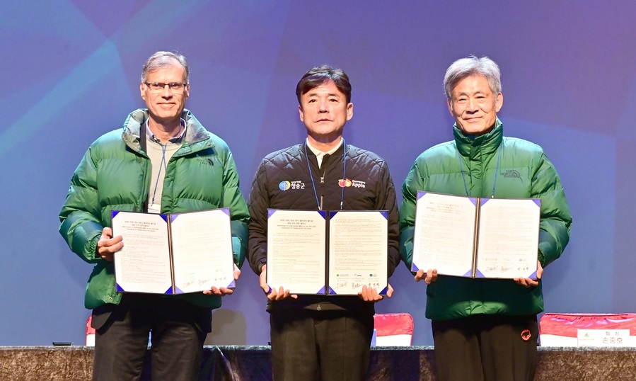 ▲ 청송군(군수 윤경희)은 지난 10일 열린 2025 아이스클라이밍 월드컵 개회식에서 국제산악연맹(UIAA) 및 대한산악연맹과 협약을 맺으며 대회를 2026년부터 2030년까지 5년 연장하기로 공식화했다.ⓒ청송군