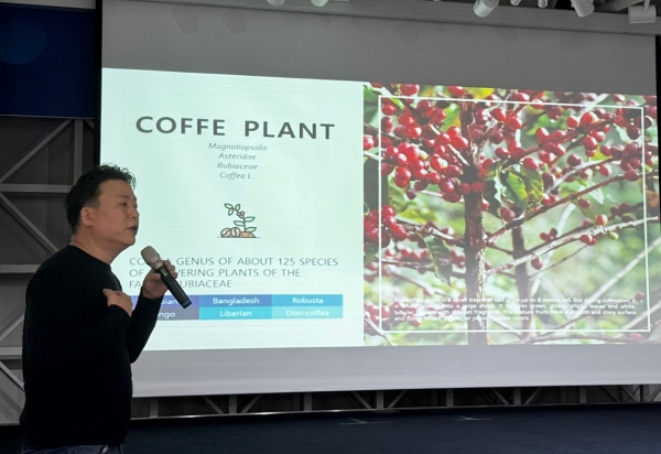 ▲ 조남준 싱가포르 난양이공대(NTU) 변환경제센터(CCE) 소장 겸 석좌교수가 ‘커피가 세포를 깨우다, 커피에 과학을 입히다’라는 주제로 발표를 하고 있다.ⓒ이디야커피