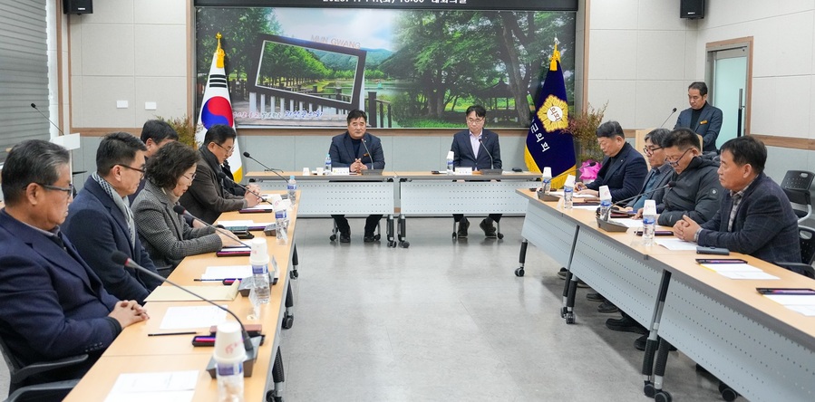 ▲ 괴산군의회 김낙영 의장이 농정간담회를 주재하고 있다.ⓒ괴산군의회