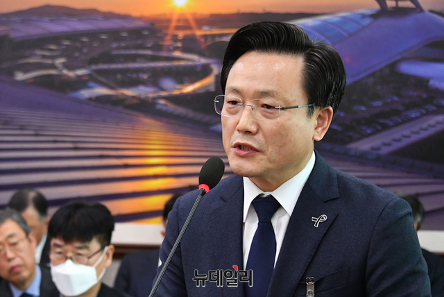 ▲ 김이배 제주항공 대표가 14일 오후 국회 국토교통위원회에서 열린 무안공항 제주항공 여객기 참사 관련 현안보고에서 의원들의 질의에 답변을 하고 있다. ⓒ이종현 기자