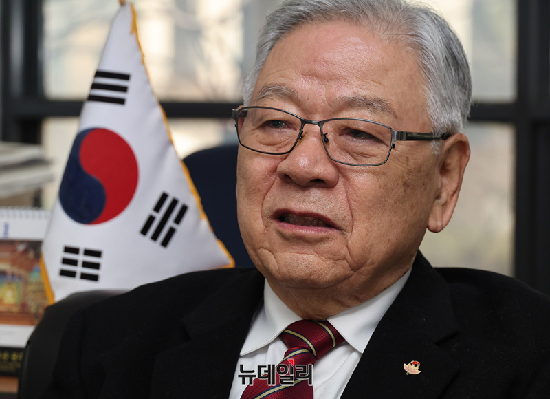 ▲ 이석복 예비역 소장이 14일 서울 서초구 대한민국지키기불교도총연합 사무실에서 안보 문제에 대해 이야기하고 있다. ⓒ정상윤 기자