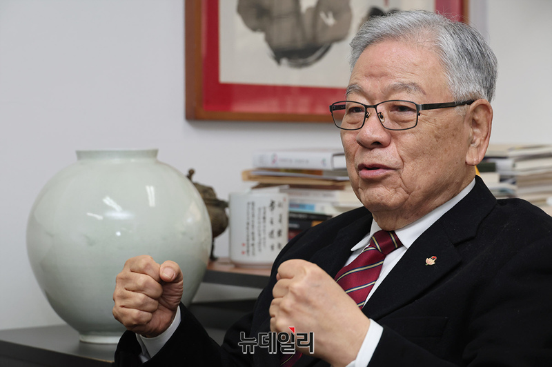 ▲ 이석복 예비역 소장이 14일 서울 서초구 대한민국지키기불교도총연합 사무실에서 안보 문제에 대해 이야기하고 있다. ⓒ정상윤 기자