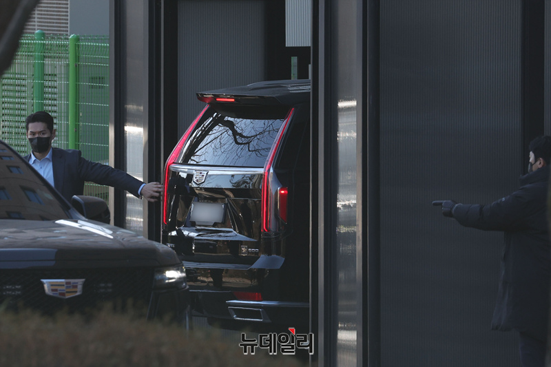 ▲ 윤석열 대통령 2차 체포영장 집행된 15일 오전 경기 정부과천청사 고위공직자범죄수사처로 윤 대통령이 탄 차량이 들어가고 있다. ⓒ이종현 기자