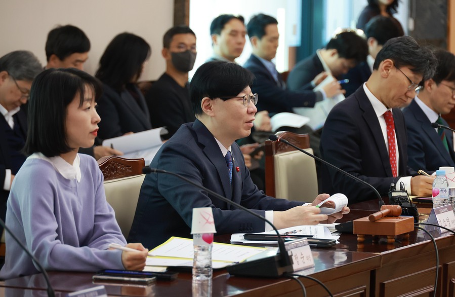 ▲ 김소영 금융위원회 부위원장이 15일 오전 서울 종로구 정부서울청사에서 개최한 제2차 가상자산위원회에서 관계부처·기관 및 민간위원들과 함께 가상자산 이용자 보호 등에 관한 법률 2단계 입법을 위한 본격적은 논의에 착수하기로 하고, 2단계 입법의 주요 과제와 향후 추진방향을 논의했다. ⓒ금융위원회