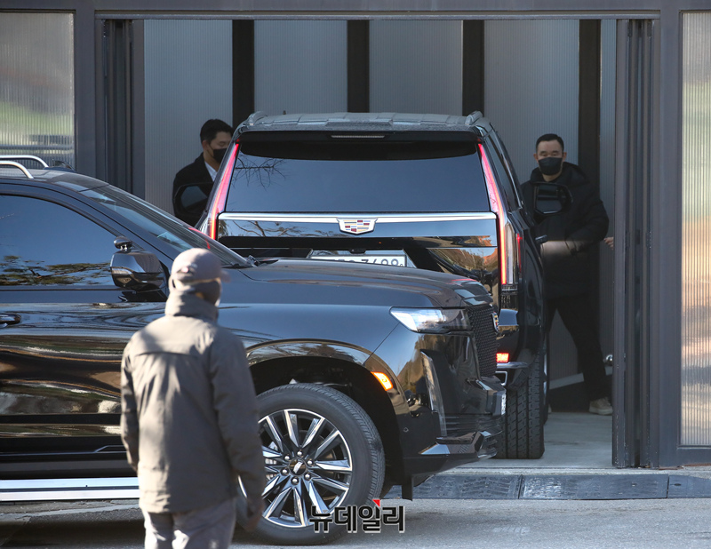 ▲ 윤석열 대통령 2차 체포영장 집행된 15일 오전 경기 정부과천청사 고위공직자범죄수사처로 윤 대통령이 탄 차량이 들어가고 있다. ⓒ이종현 기자
