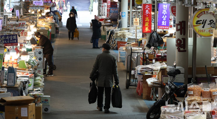 ▲ 지난 12일 오후 서울 중구 중부건어물시장에서 시민이 장을 보고 있다. ⓒ뉴시스