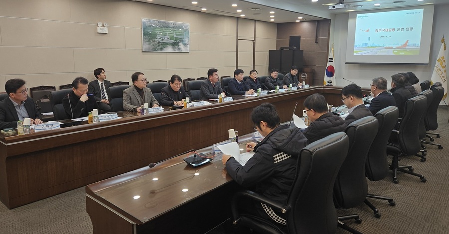 ▲ 청주시의회 도시건설위원회(위원장 안성현)는 15일 청주국제공항을 방문해 로컬라이저, 버드스트라이크 등 청주공항 안전관리 현황에 대한 브리핑을 받고 질의응답의 시간을 가졌다.ⓒ청주시의회