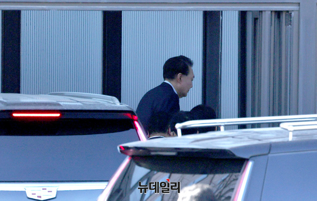 ▲ 대한민국 헌정 사상 최초로 현직 대통령이 체포되는 초유의 사태가 발생했다. 사진은 윤석열 대통령이 15일 오전 경기도 정부과천청사 고위공직자범죄수사처로 조사를 받기 위해 들어서고 있다.ⓒ정상윤 기자