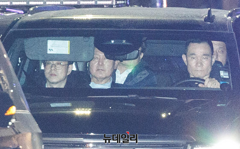 ▲ 내란 우두머리 혐의로 체포된 윤석열 대통령이 15일 고위공직자범죄수사처(공수처)의 수사를 마친 후 경기도 의왕시 서울구치소에 도착하고 있다.ⓒ서성진 기자