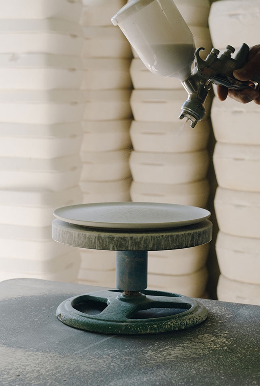 ▲ 설기 제작 과정 중 '스프레이 시유' 작업ⓒ신세계인터내셔날