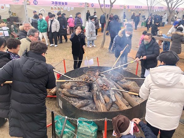 ▲ 지난해 군밤축제 행사 모습.ⓒ공주시