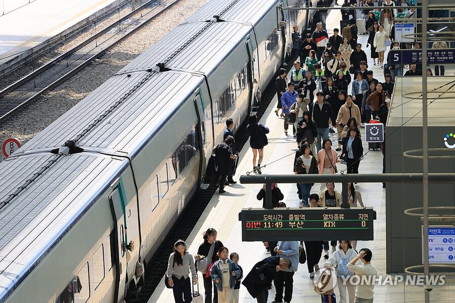 ▲ 서울역에서 KTX 이용하는 승객들 ⓒ연합뉴스
