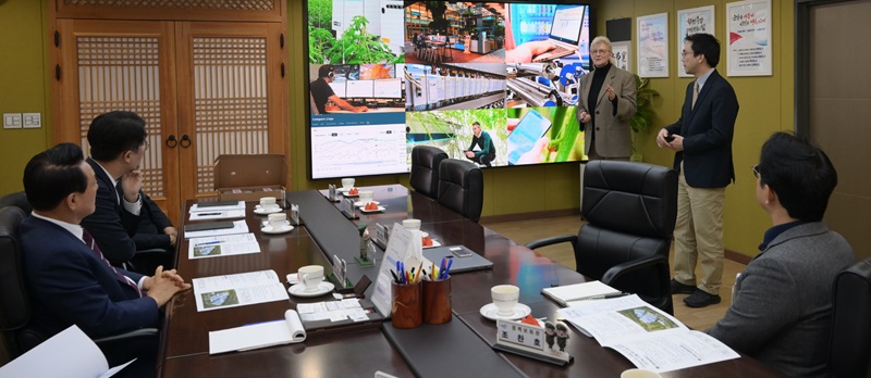 ▲ 네덜란드 온실 솔루션 글로벌 1위 기업인 메이니 프린스 프리바 대표가 지난 15일 충남 논산시청을 방문해 시장실에서 농업기술에 대해 설명을 하고 있다.ⓒ논산시