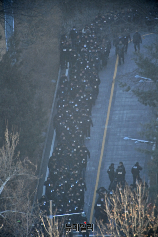 ▲ 윤석열 대통령에 대한 2차 체포영장 집행이 진행중인 지 15일 오전 서울 용산구 한남동 대통령 관저 3차 저지선에서 관저로 진입했던 경찰들이 빠져나오고 있다. ⓒ정상윤 기자