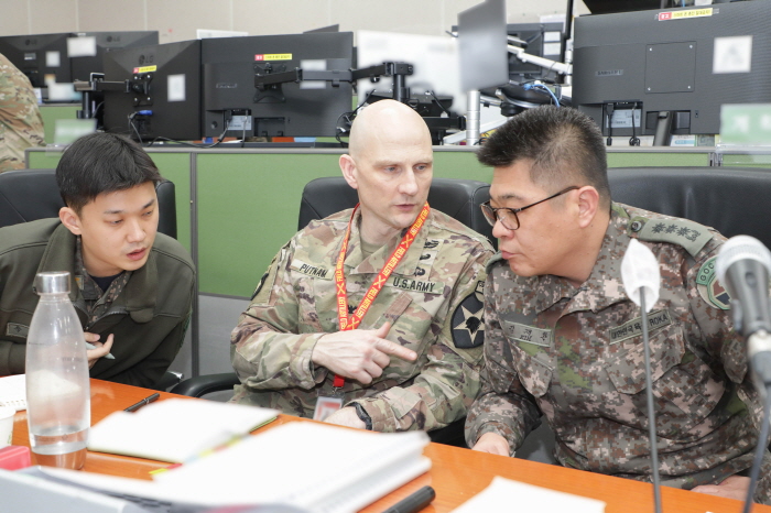 ▲ 지상작전사령부 겸 지상군구성군사령부는 지난 14일부터 16일까지 지구사 대화력전 수행본부와 미국 210포병여단의 한미 장병 250여명이 참가한 가운데 '한미연합 대화력전연습'(CCX, Combined Counter-fire eXercise)을 실시했다. ⓒ합동참모본부 제공
