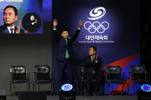 ▲ 서울 송파구 올림픽공원 올림픽홀에서 열린 제42대 대한체육회장 선거 결과가 발표된 후 유승민 당선인이 감사 인사를 하고 있다. 250114 ⓒ연합뉴스