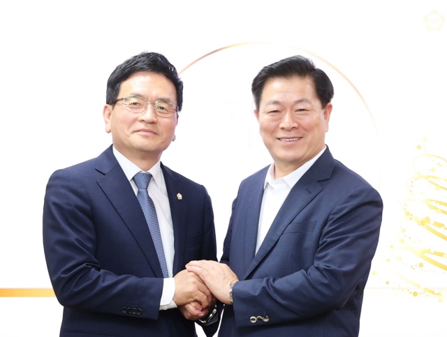 ▲ 광명시가 설 명절을 앞두고 모든 시민에게 민생안정지원금 10만 원을 지급한다. 사진은 지난해 7월 1일 열린 제9대 광명시의회 후반기 개원식에서 박승원 광명시장(오른쪽)과 이지석 광명시의회 의장이 기념사진을 촬영하고 있는 모습. ⓒ광명시 제공