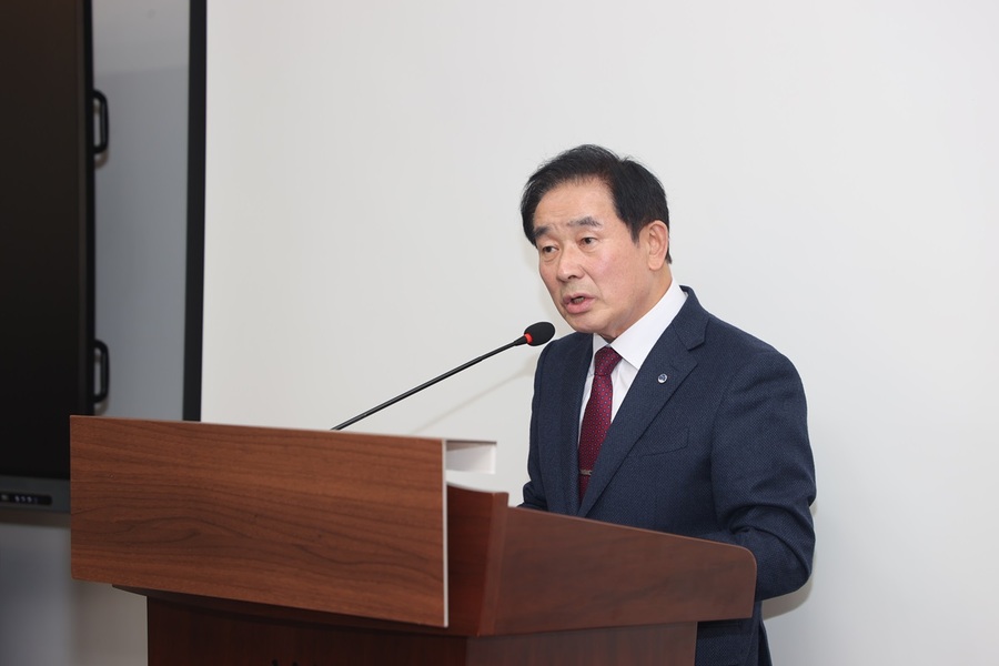 ▲ 송기섭 충북 진천군수가 16일 충북도청 브리핑룸에서 ‘비상시국에 즈음해 도민께 드리는 말씀’ 기자회견을 하고 있다.ⓒ진천군