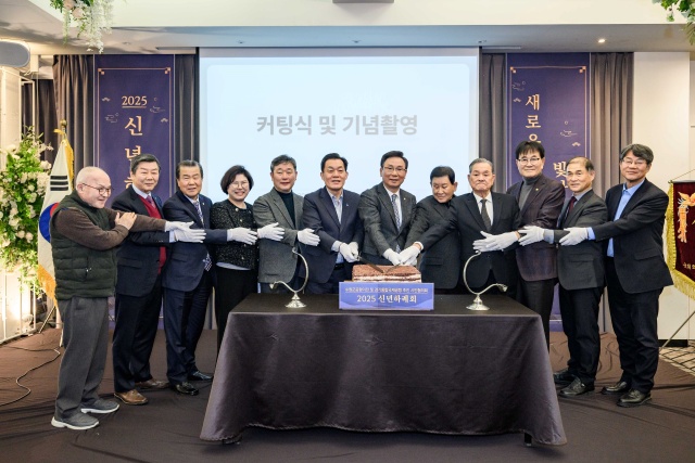 ▲ 수원군공항이전 및 경기통합국제공항 추진 시민협의회 신년하례회에서 이재준 수원특례시장과 조철상 시민협의회장을 비롯한 내빈들이 시루떡 커팅을 하고 있다. ⓒ수원시 제공