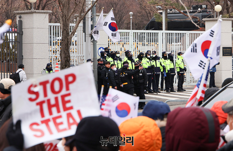 ▲ 고위공직자수사처(공수처)가 윤석열 대통령에 대한 체포영장을 집행한 다음날인 16일 오전 정부과천청사 정문 앞에서 시민들이 태극기를 흔들고 있다. ⓒ서성진 기자
