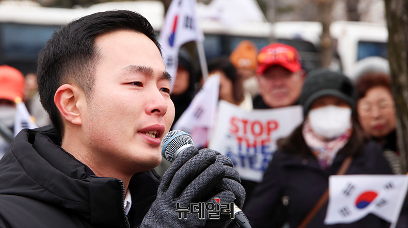 ▲ 고위공직자수사처(공수처)가 윤석열 대통령에 대한 체포영장을 집행한 다음날인 16일 오후 정부과천청사 정문 앞에서 30대 남성이 연설하고 있다. ⓒ서성진 기자