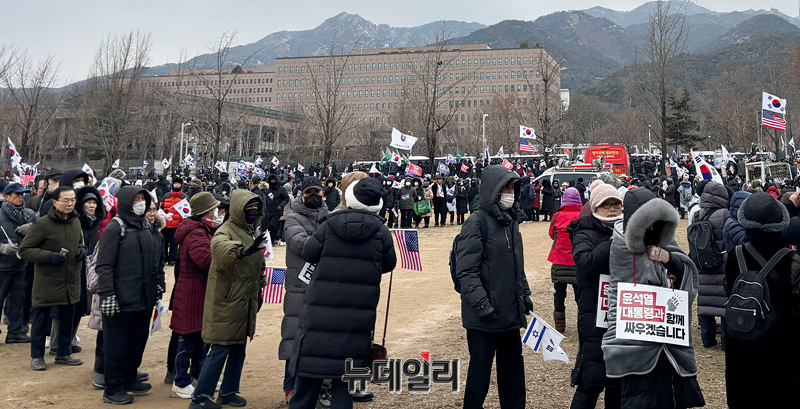 ▲ 고위공직자수사처(공수처)가 윤석열 대통령에 대한 체포영장을 집행한 다음날인 16일 오후 정부과천청사 정문 앞에서 약 2000여 명의 지지자들이 집회를 이어가고 있다. ⓒ이기명 기자