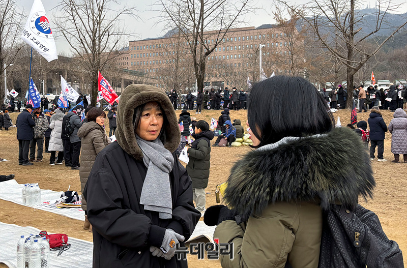 ▲ 고위공직자수사처(공수처)가 윤석열 대통령에 대한 체포영장을 집행한 다음날인 16일 오후 정부과천청사 정문 앞에서 김행 전 여성가족부 장관 후보자가 뉴데일리의 질문에 답하고 있다. ⓒ이기명 기자