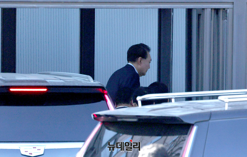 ▲ 윤석열 대통령이 15일 오전 경기도 정부과천청사 고위공직자범죄수사처로 조사를 받기 위해 들어서고 있다. ⓒ정상윤 기자