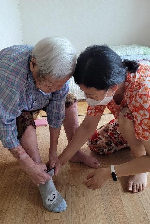 ▲ 일상생활을 수행하기 어려운 진천군민이 긴급돌봄 서비스를 이용해 도움을 받고 있다.ⓒ진천군