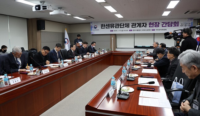 ▲ 유철환 국민권익위원장이 17일 정부서울청사에서 열린 한센유관단체 관계자 간담회에서 인사말을  하고 있다.ⓒ권익위