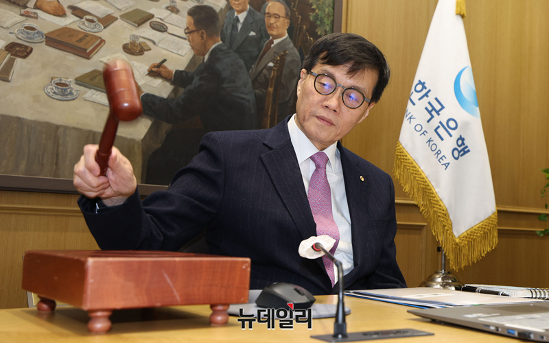 ▲ 이창용 한국은행 총재가 16일 오전 서울 중구 한국은행에서 열린 금융통화위원회에서 의사봉을 두드리고 있다. 이날 금통위는 기준금리를 연 3.0%로 동결했다. (사진=공동취재단)